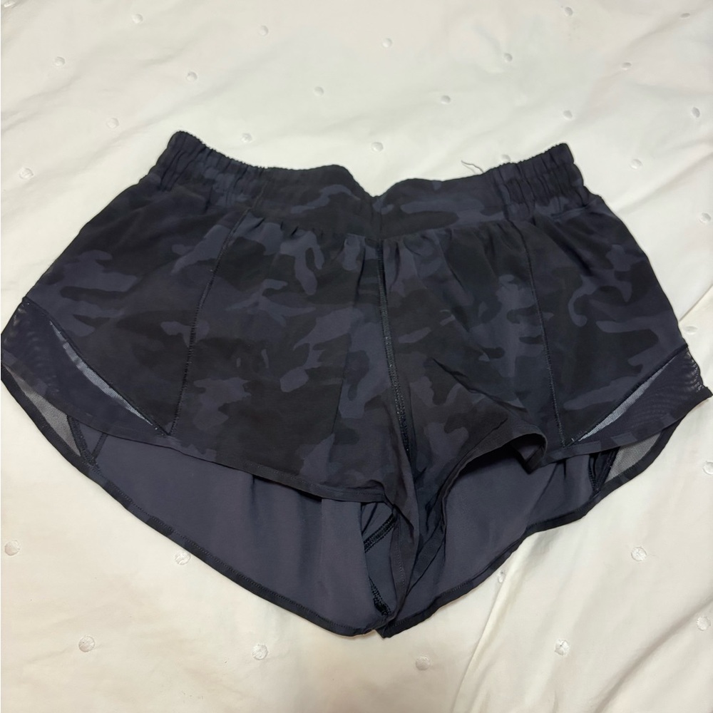 Lululemon Hotty Hot Low-Rise Lined Short 2.5" black camo